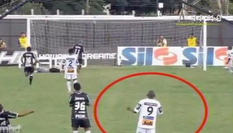 Video: Futbolista celebra gol en contra de su equipo