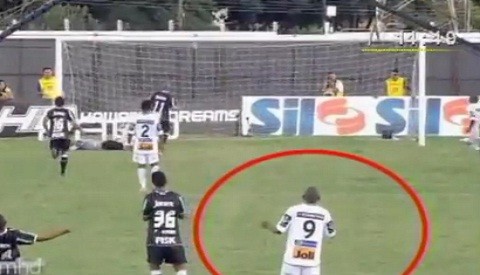 Video: Futbolista celebra gol en contra de su equipo