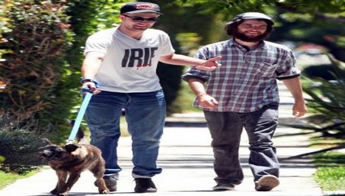 Robert Pattinson saca a pasear a su perro