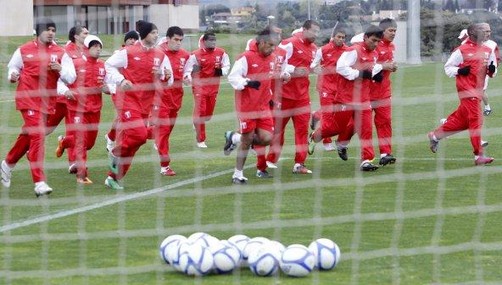 Selección peruana entrena para enfrentar a Venezuela