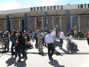 75 pasajeros de Peruvian Airlines son trasladados a Lima en un avión de la FAP