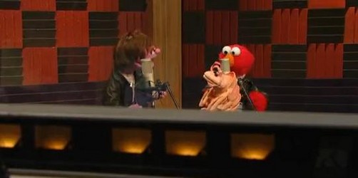 Justin Bieber a dúo con Elmo (video)