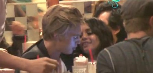 Vanessa Hudgens se entretiene con Austin Butler (video)