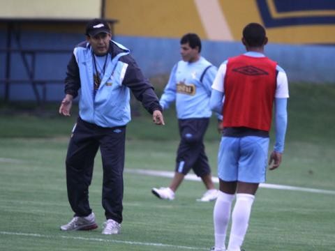 Juan Reynoso se mostró muy molesto con la actitud de la hinchada de Cristal