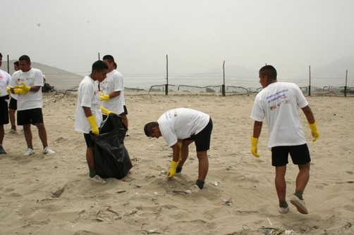 Marinos y soldados participan en limpieza de playa Santa Rosa