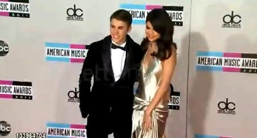 Justin Bieber y Selena Gómez impactaron en los AMA's 2011 (video)