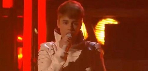 Justin Bieber lleva su Mistletoe a los AMA's 2011 (Video)