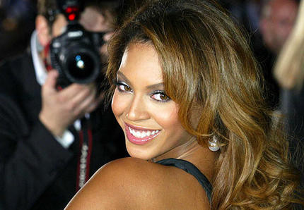 Beyonce levanta polémica al usar senos falsos
