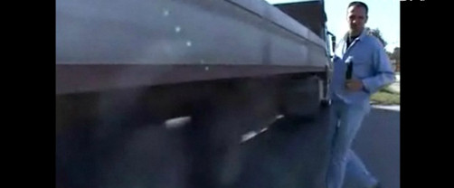 Video: reportero afortunado logra esquivar camión