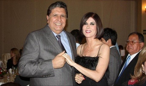 Alan García y Olga Zumarán se coquetean en público