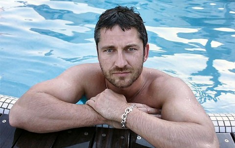 Gerard Butler sufre accidente mientras surfea