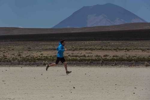 Peruano Mariano Breccia rompe récord mundial de Slackline en Arequipa