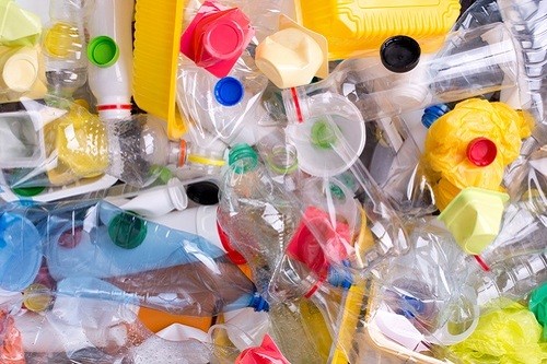 ¿Sabes qué pasa con los plásticos que usas cada día?