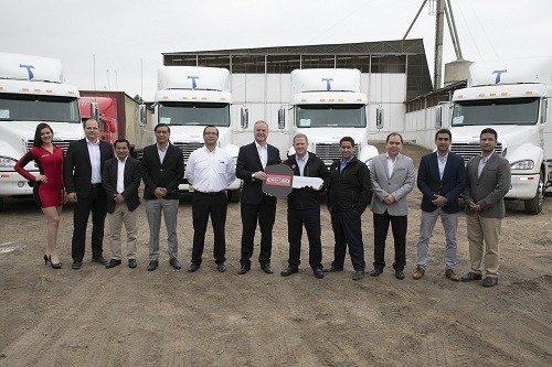 Divemotor entrega 5 camiones Freightliner a empresa transporte estratégico