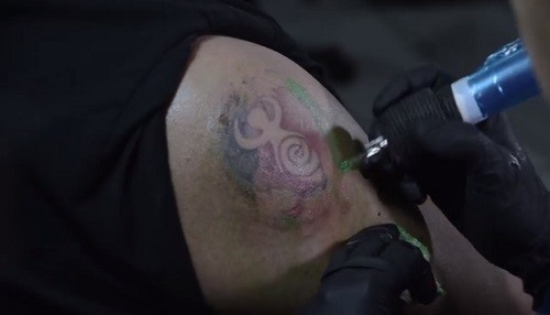 Marcas eternas: el tatuaje que convierte el dolor en una denuncia