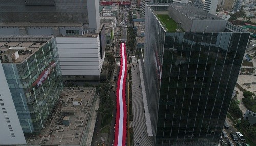 Ripley despliega la bandera de agradecimiento más grande del Perú