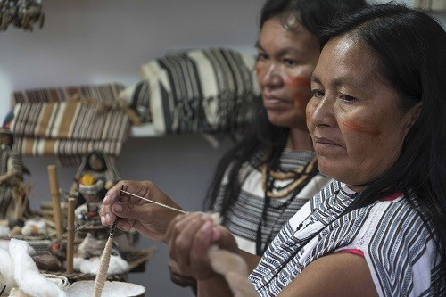 Mujeres del Bajo Urubamba buscan conquistar mercados con sus artesanías