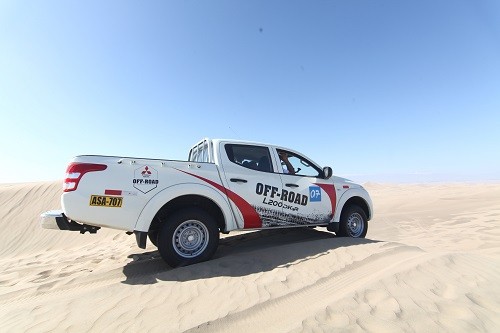 El Vehículo oficial de MARATHON DES SABLES PERU 2017 es la pick up L200 DK-R de Mitsubishi Motors