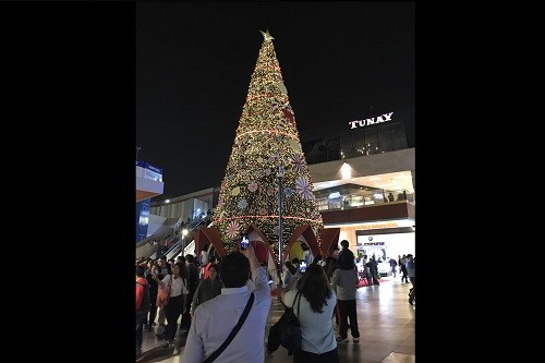 MegaPlaza encendió el árbol más imponente de Lima Norte