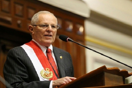 El presidente Kuczynski dice que 'ganó un poco de dinero' de un constructor plagado de escándalos