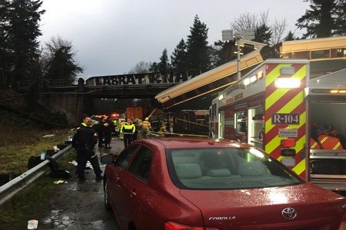 EE.UU: Un tren con pasajeros se descarriló desde un puente a una autopista