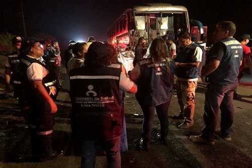 Heridos de colisión de bus y trailer en Pasamayo son trasladados a Hospital de Chancay