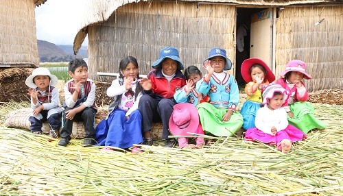 Proyecto Wawa Chumitas nace para ayudar a los niños de las islas flotantes en los Uros (Puno)