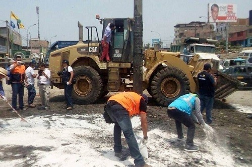 Minsa realiza fumigación y rociado de cal en avenidas de Villa María del Triunfo