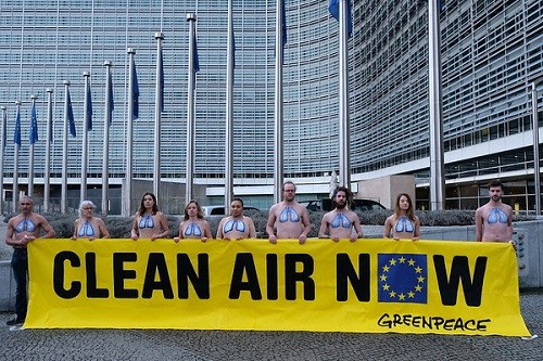 Activistas de Greenpeace enseñan sus pulmones para pedir aire limpio