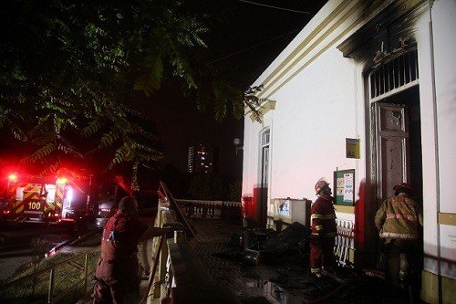 Incendio en área de informática del Hospital Víctor Larco Herrera fue controlado rápidamente por los bomberos