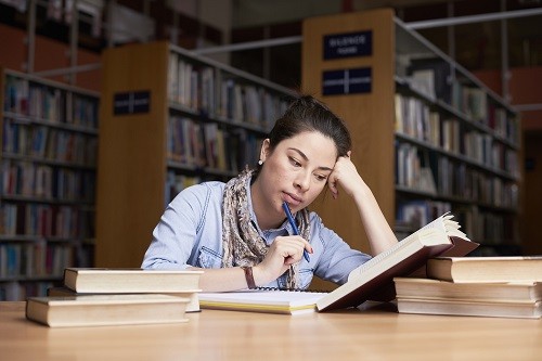 BRITÁNICO tiene la biblioteca con más títulos en inglés en el país