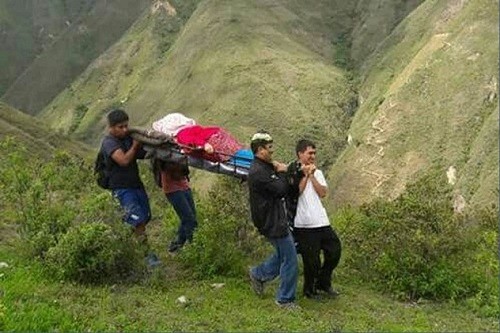 Trabajadores de salud de Piura trasladan a gestante por cerros y quebradas para salvarle la vida