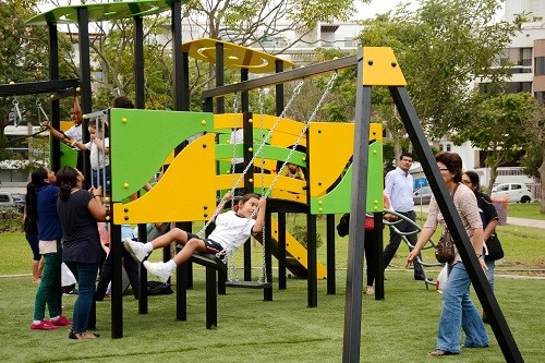 Miraflores implementa modernos juegos infantiles en sus parques