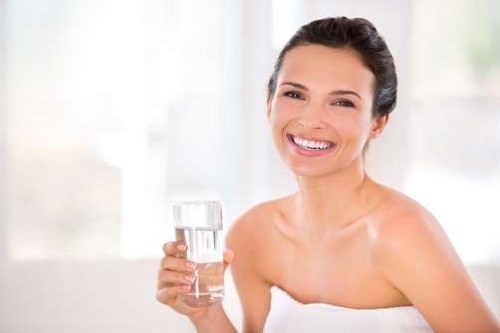 ¿Te cuesta beber 2 litros de agua al día? Consíguelo de esta manera