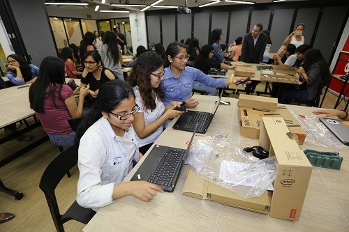 Lenovo entregó 25 mil dólares en equipos para formar a las futuras embajadoras del talento tech peruano