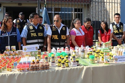 Digemid y PNP incautan en La Victoria dos toneladas de productos naturales y cosméticos nocivos para la salud