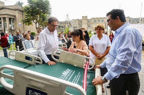 Presidente de la República y Ministra de Salud entregan camas y equipos al hospital Loayza valorizados en unos S/ 2 millones