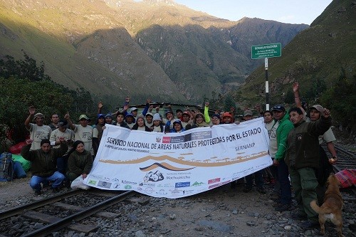 Guardaparques y voluntarios se unen en jornada de limpieza en Red de Camino Inka del Santuario Histórico de Machupicchu