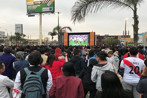 Disfruta el partido Perú  Escocia en MegaPlaza