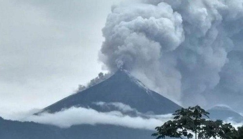 Guatemala: Volcán de Fuego entra en erupción matando a 25 e hiriendo a cientos