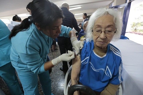 Minsa inmunizó contra la influenza a más de 200 adultos mayores del Hogar Canevaro