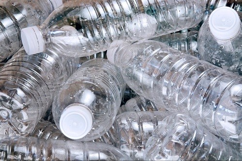 Impacto ambiental de las botellas de plástico usadas para agua