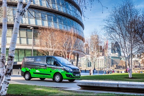 Ford amplía las pruebas de Transit híbrida enchufable a España, buscando mejorar la calidad del aire y eficiencia en las ciudades