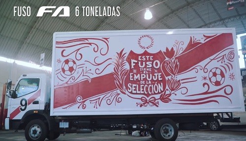 Fuso sorprende a hincha peruano con un camión alusivo al mundial