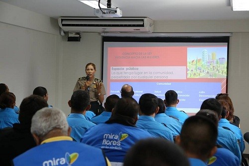 Serenos de Miraflores son capacitados para actuar frente a casos de violencia a la mujer