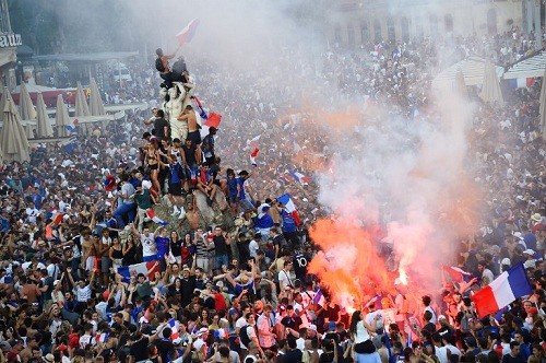 Francia celebra la victoria en la Copa del Mundo con desfiles y disturbios