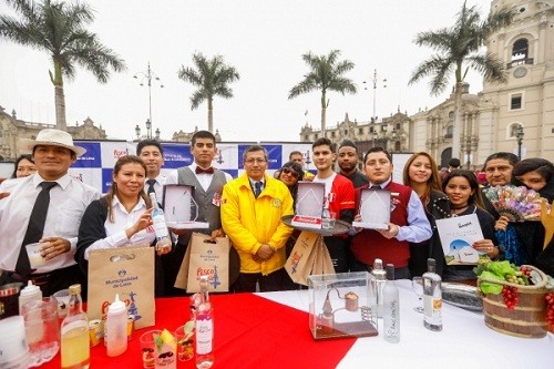 Pileta de la Plaza de Armas brotó miles de litros de pisco en celebraciones a nuestra bebida de bandera