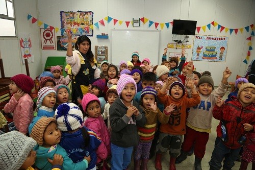 Miraflores entrega gorros de lana a niños de Villa María Del Triunfo