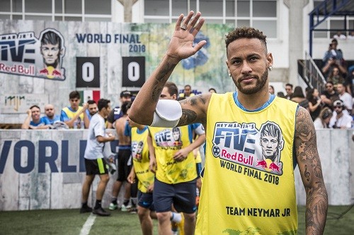 Neymar Jr vuelve a sus raíces para su primer partido de la nueva temporada