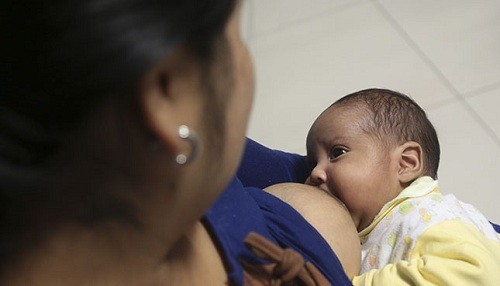Con la primera gota de leche materna el recién nacido recibe defensas frente a las enfermedades respiratorias